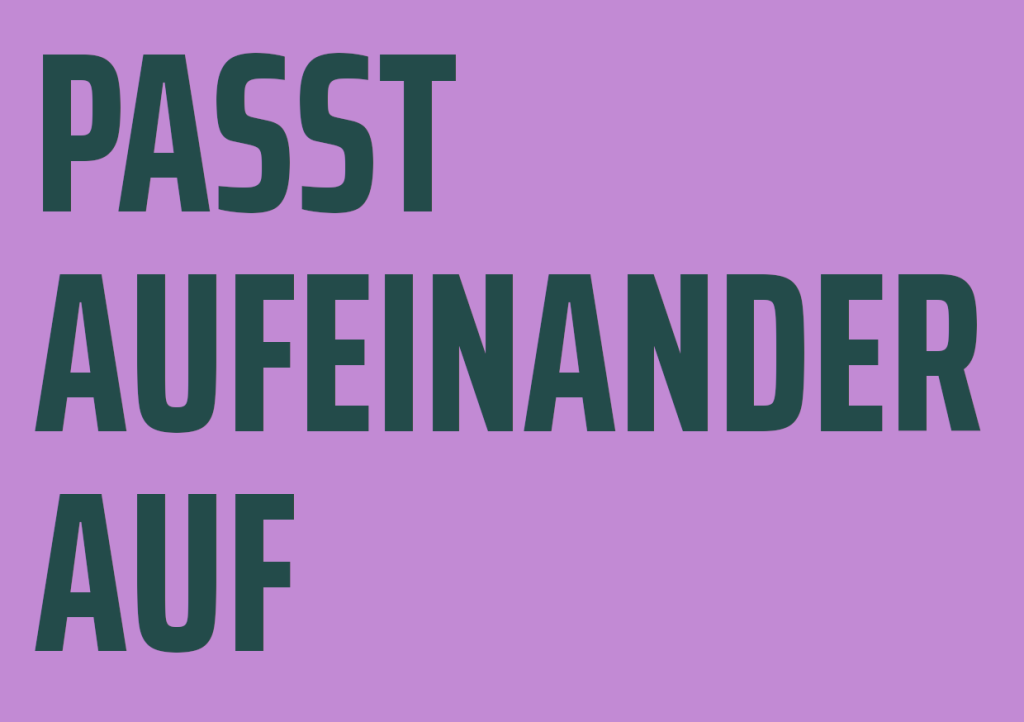 Dunkelgrüne Schrift auf lila Hintergrund: Passt aufeinander auf